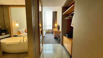 Hochwertige Bettwaren, Minibar, Zimmersafe, Verdunkelungsvorhänge