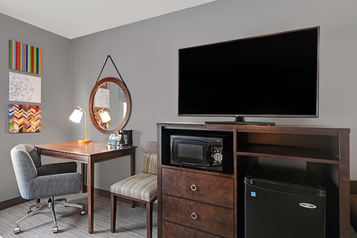 premium bedding, pillow-top beds, in-room safe, laptop workspace