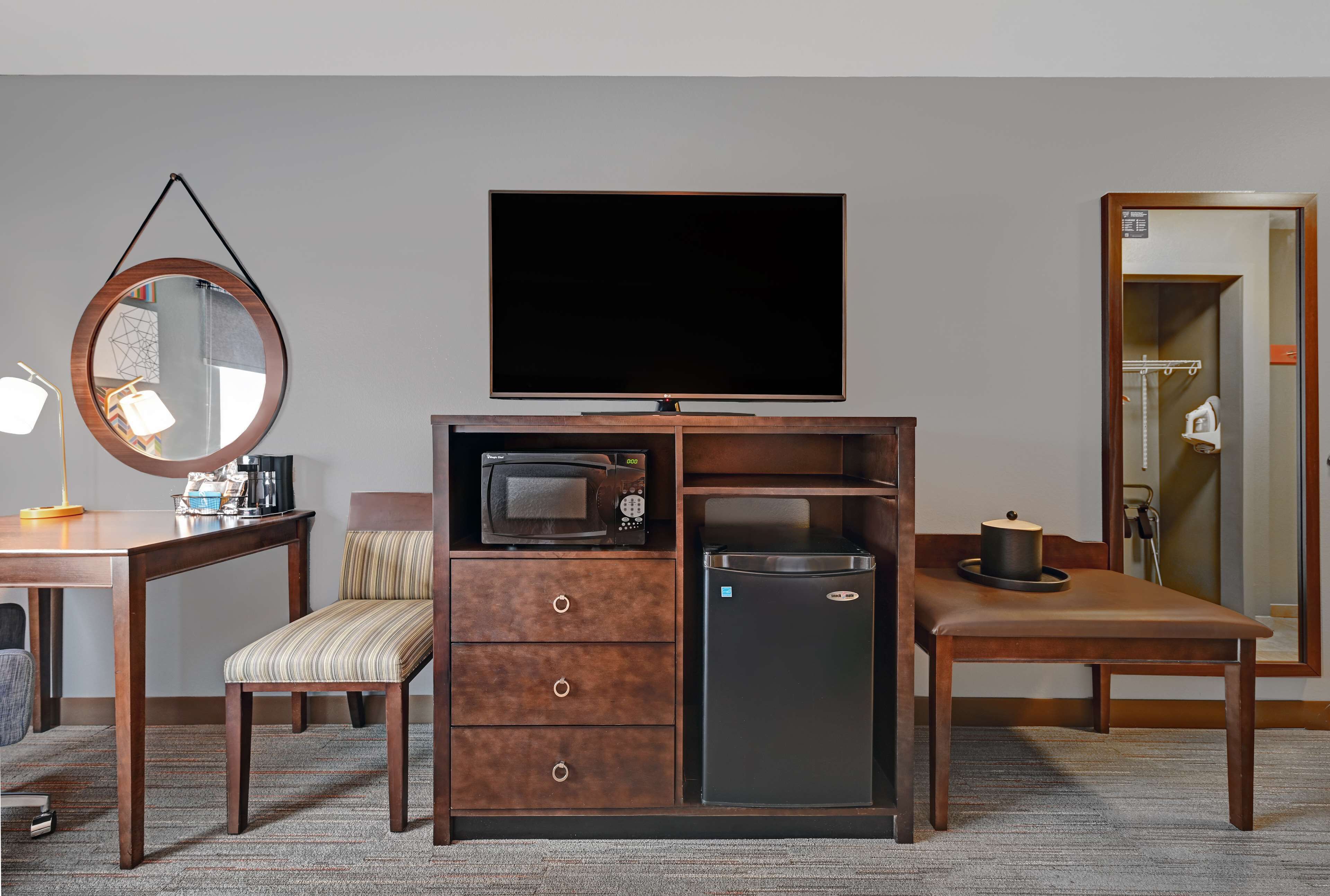 premium bedding, pillow-top beds, in-room safe, laptop workspace