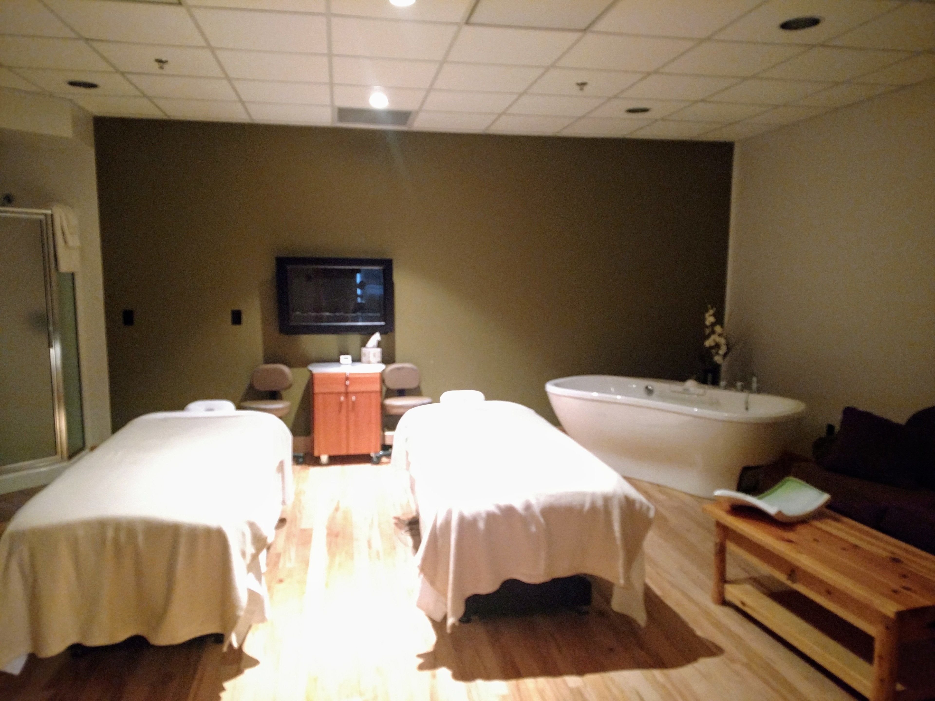 sauna, body treatments, hydrotherapy, aromatherapy, body wraps