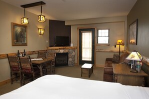 North Wood Suite- Waterpark Access Additional | Ropa de cama de alta calidad, edredón y camas con pillow-top 