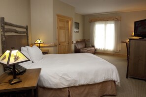 Highfalls Suite (Waterpark Access Additional) | Premium bedding, down duvets, pillow-top beds, individually decorated