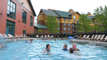 2 piscinas techadas, una piscina al aire libre