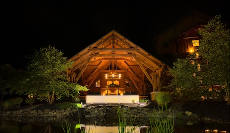 Fachada de la propiedad por la tarde o noche. Hope Lake Lodge & Indoor Waterpark