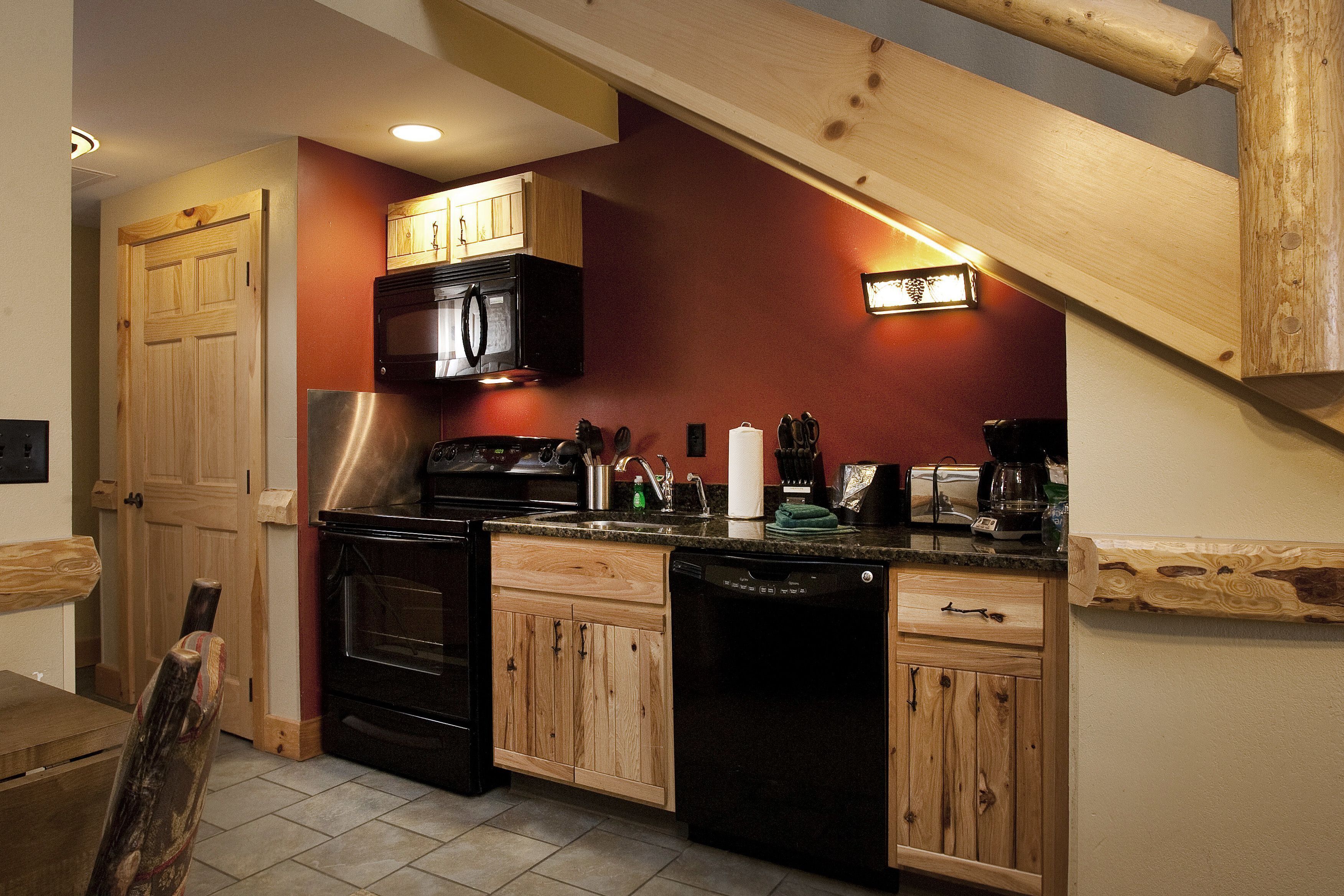 Private kitchen | Full-size fridge, microwave, oven, stovetop
