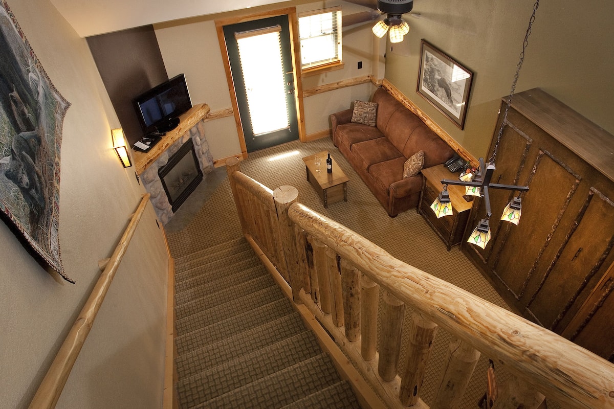 Roaring Brook Suite - Waterpark Access Additional | Premium bedding, down comforters, pillowtop beds, desk