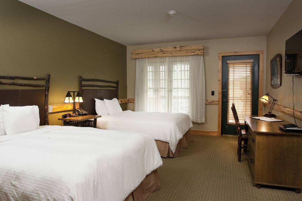 Split Rock Suite - Waterpark Access Additional  | Premium bedding, down comforters, pillowtop beds, desk