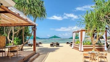 Privéstrand vlakbij, wit zand