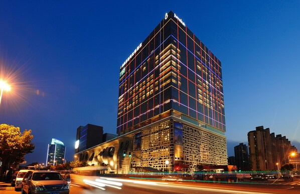 Front of property - evening/night - Himalayas Hotel Shanghai (Shanghai)