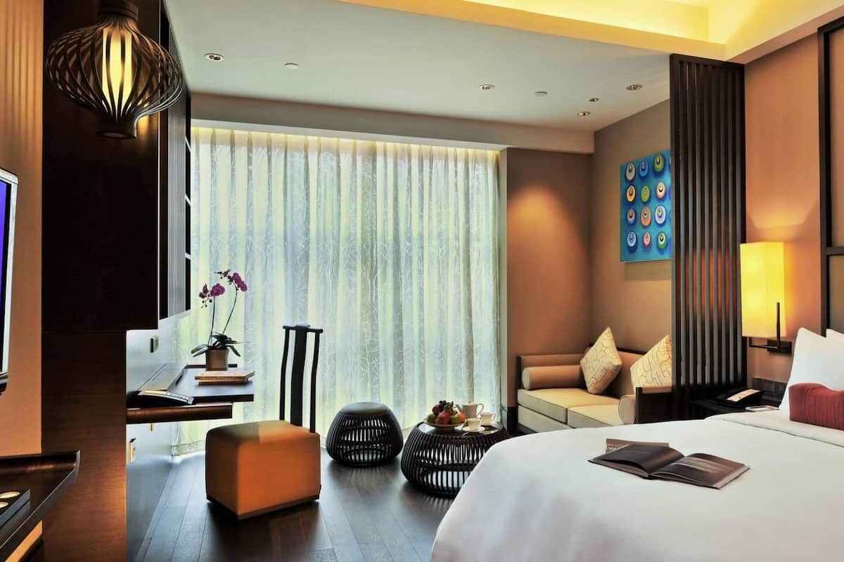 Premium bedding, down duvets, free minibar, in-room safe