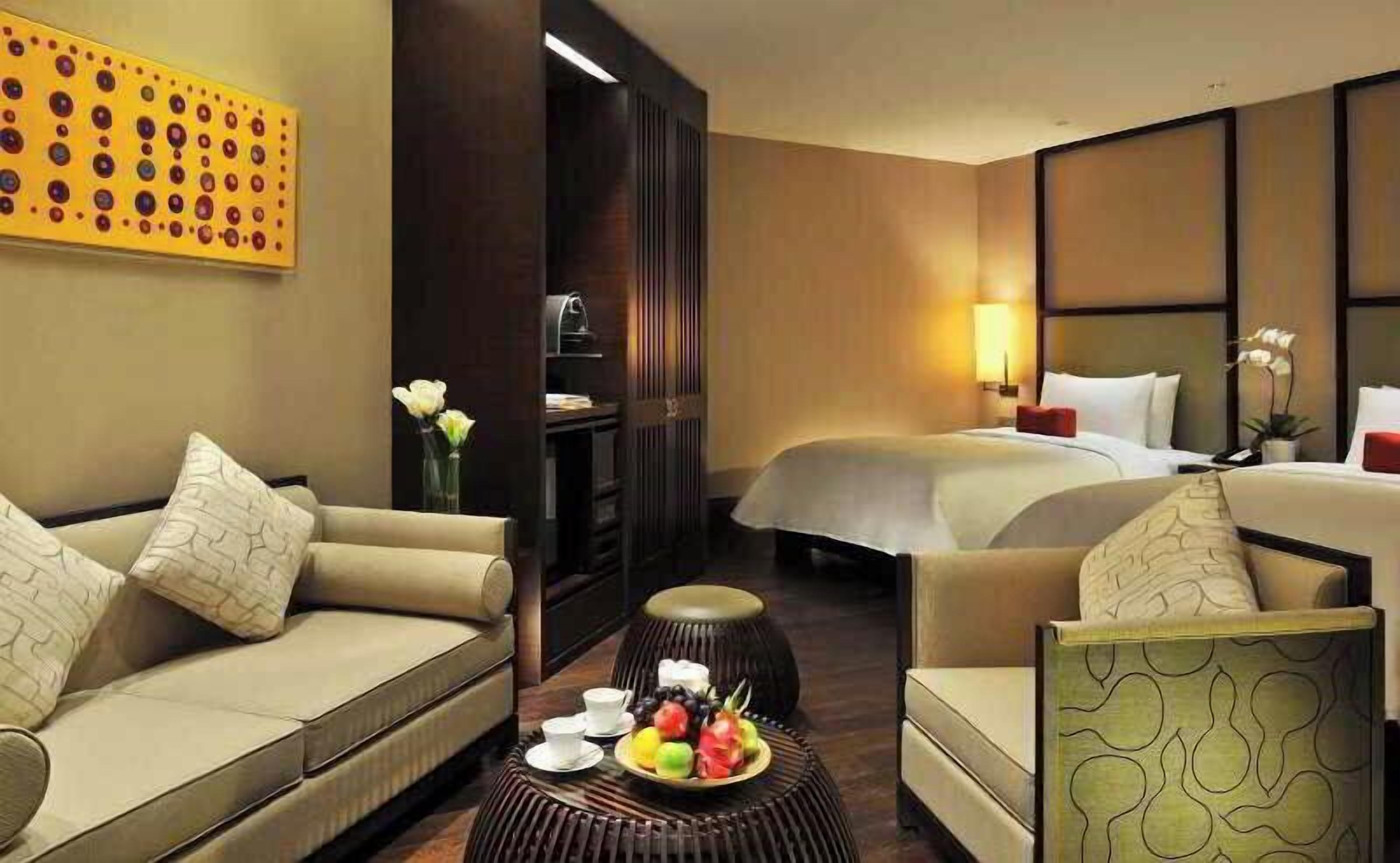 Premium bedding, down duvets, free minibar, in-room safe