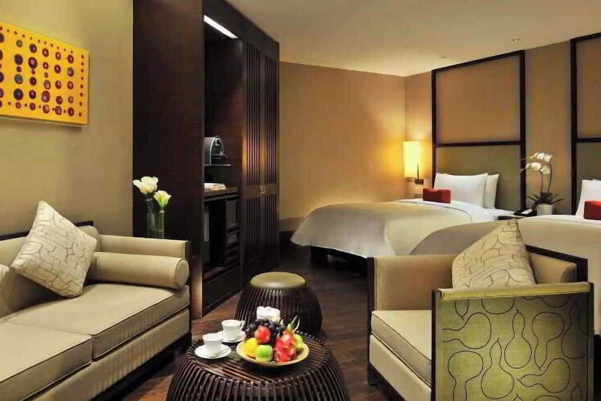 Premium bedding, down duvets, free minibar, in-room safe
