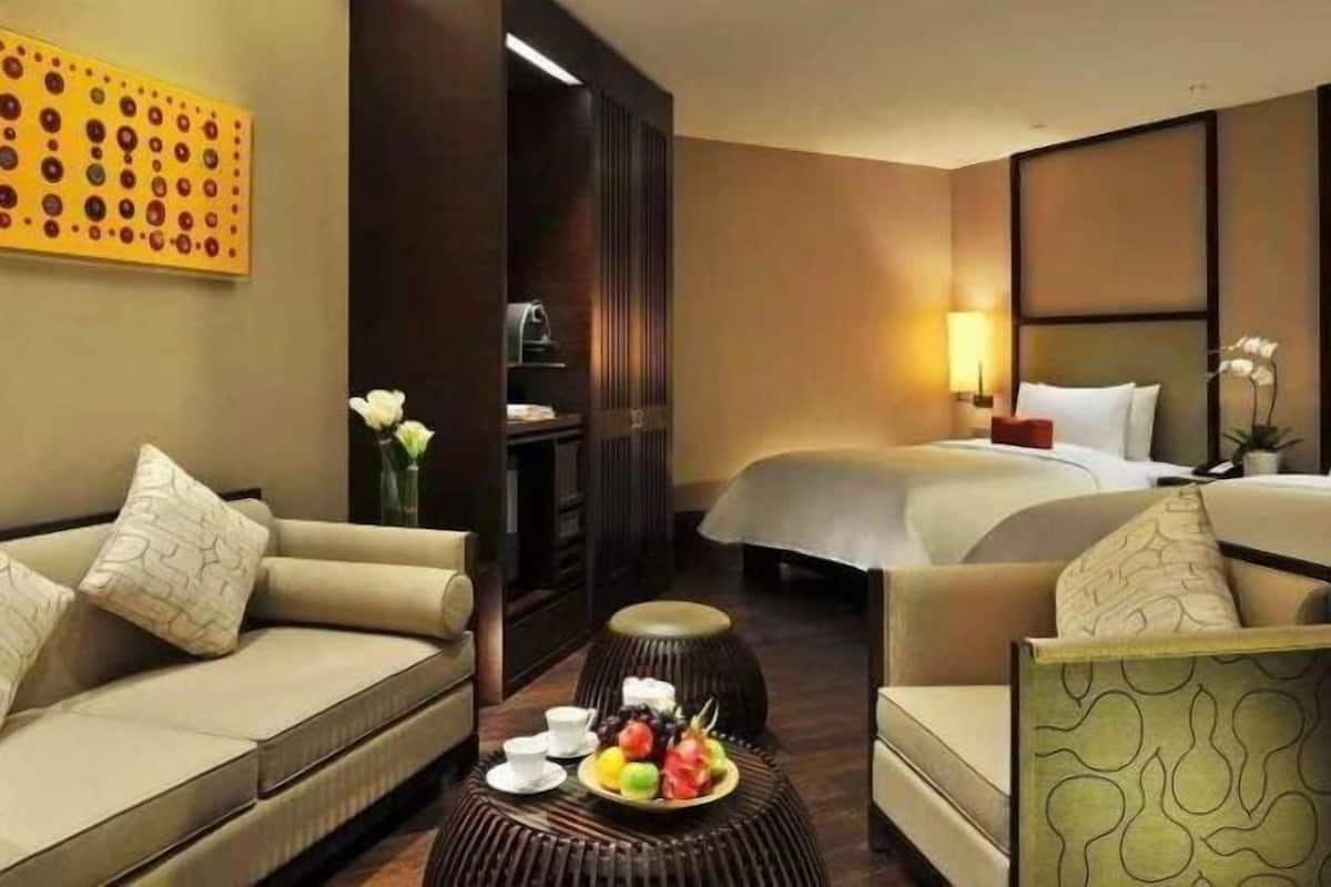 Premium bedding, down duvets, free minibar, in-room safe