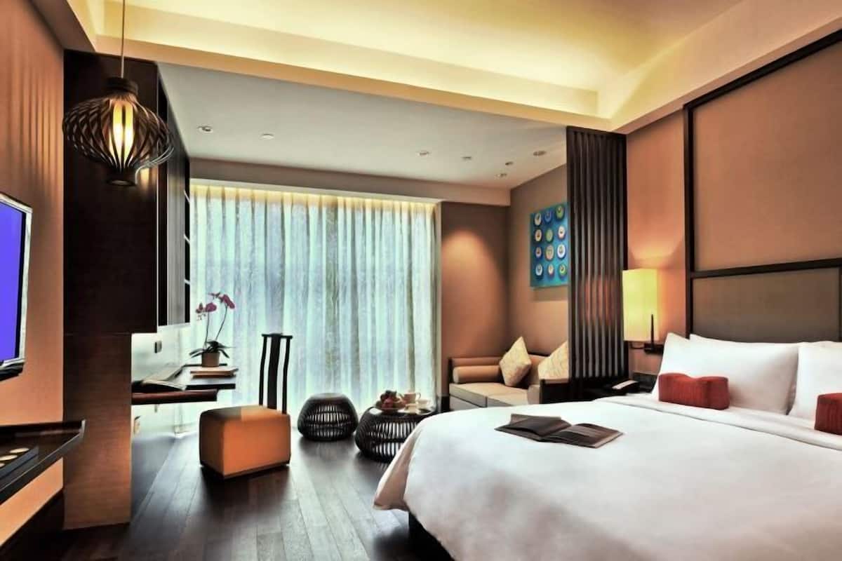 Premium bedding, down duvets, free minibar, in-room safe