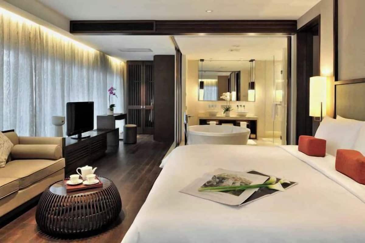 Premium bedding, down duvets, free minibar, in-room safe
