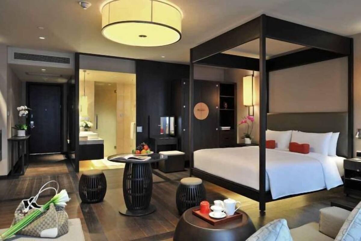 Premium bedding, down duvets, free minibar, in-room safe