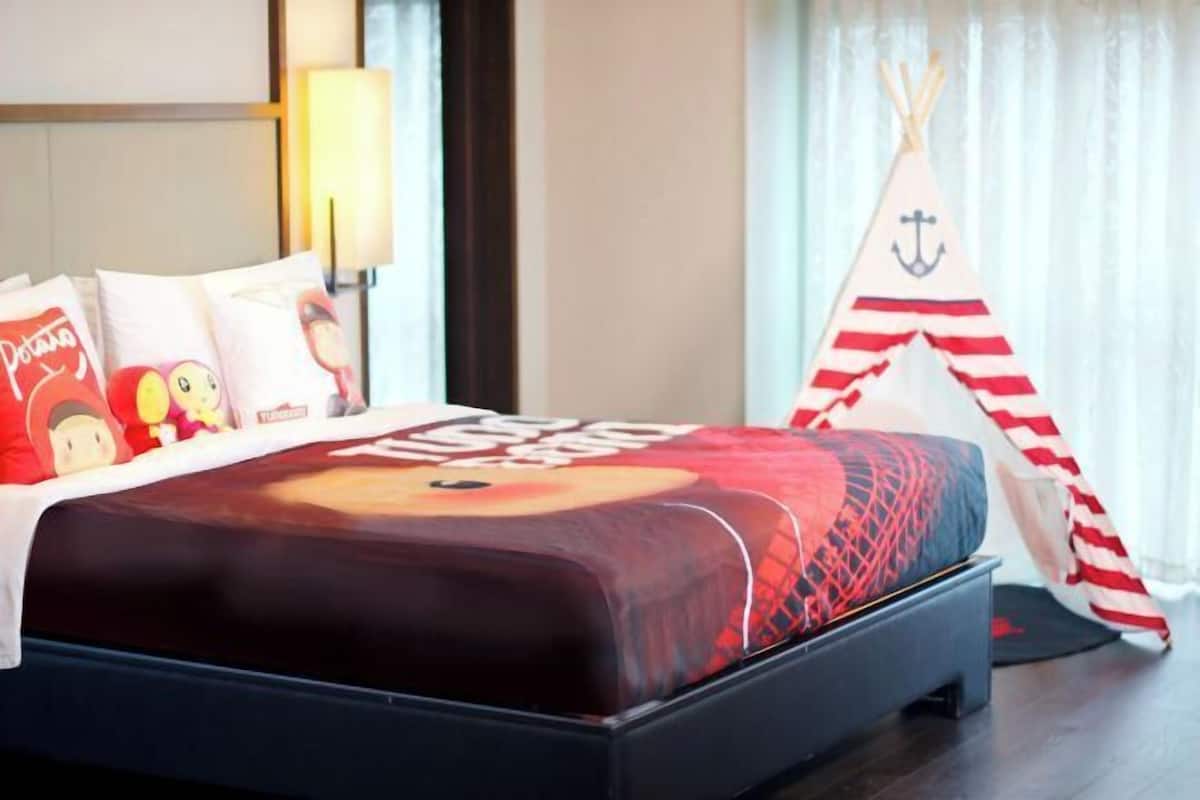 Premium bedding, down duvets, free minibar, in-room safe