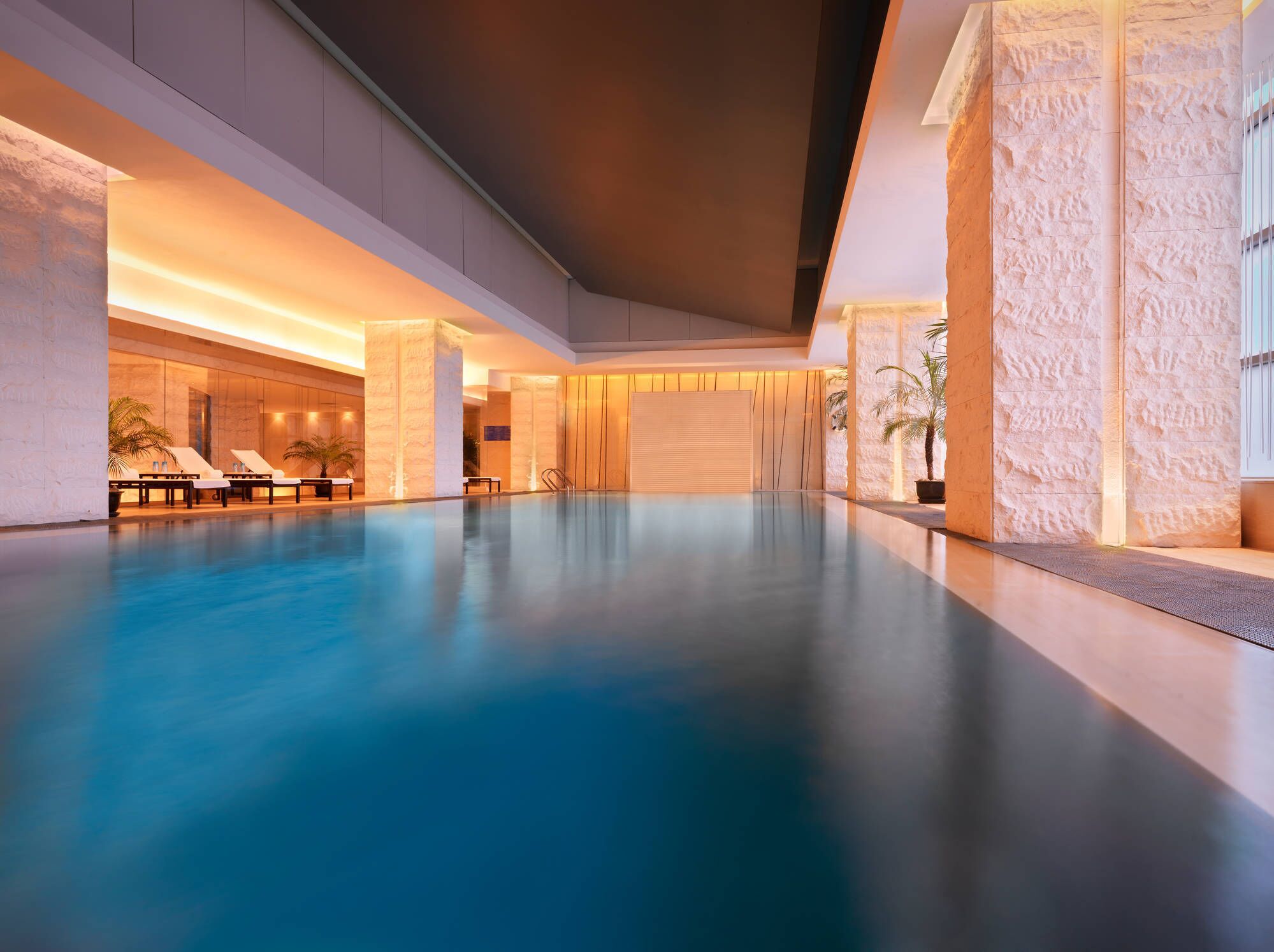 Indoor pool, sun loungers