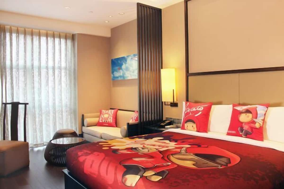 Premium bedding, down duvets, free minibar, in-room safe