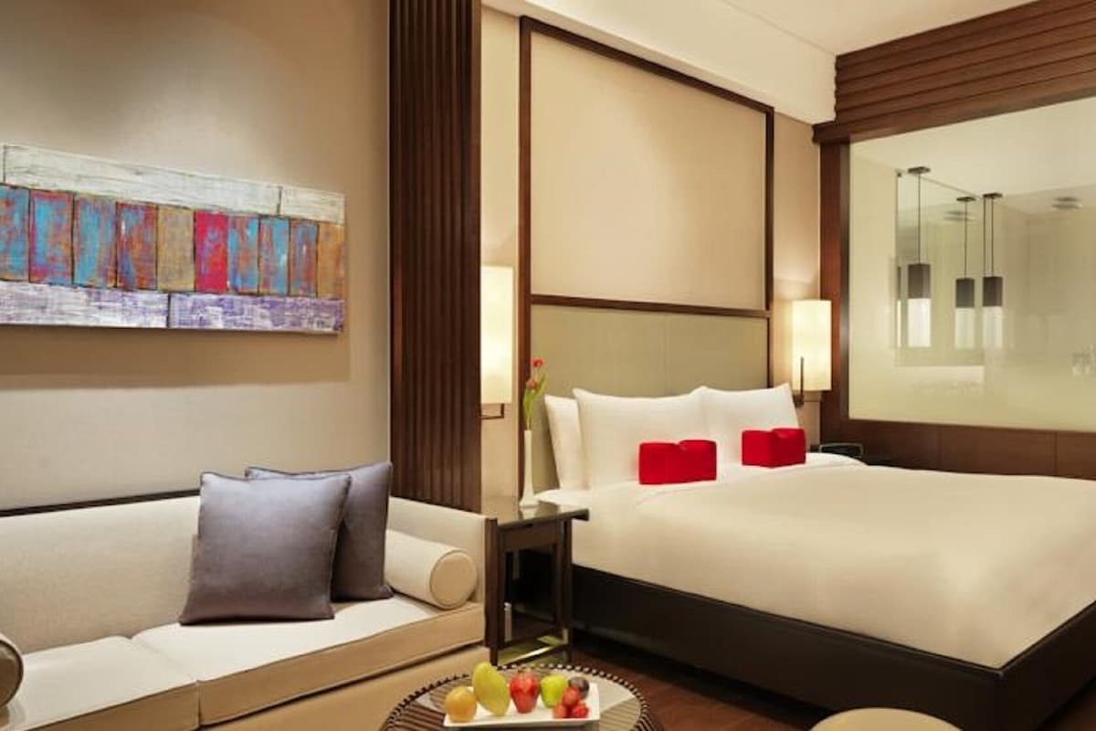 Premium bedding, down comforters, minibar (free items), in-room safe