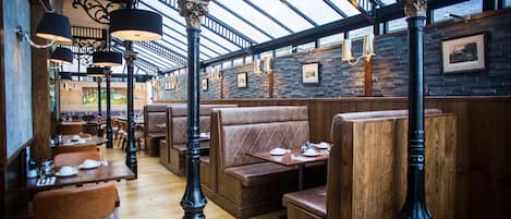 2 restaurantes, é servido café da manhã