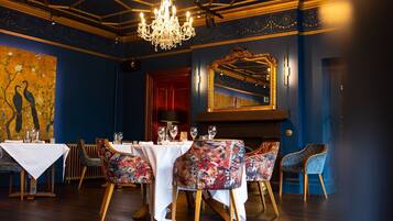 2 restaurants, breakfast served