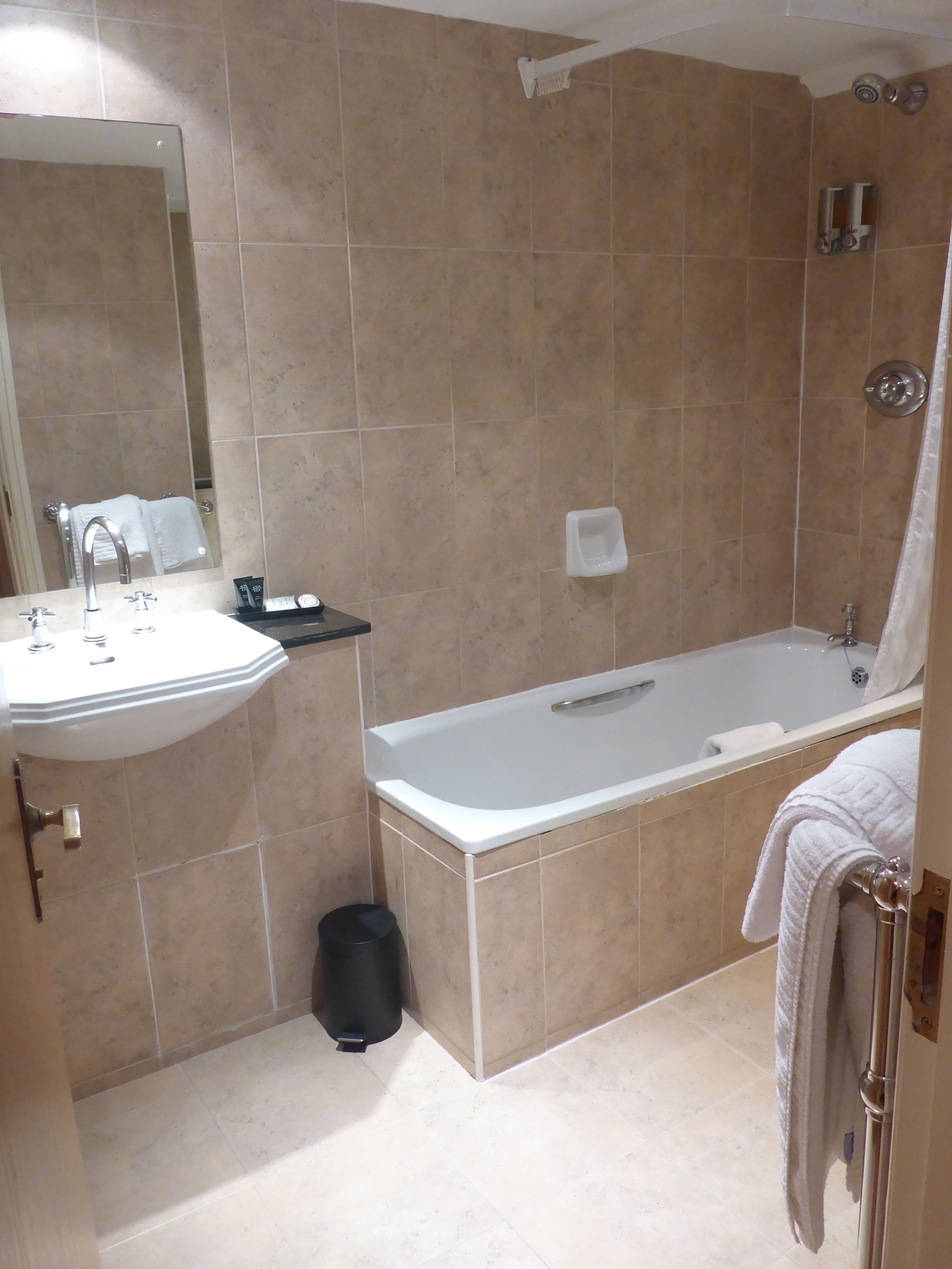 superior twin room | bathroom | combined shower/bathtub, free toiletries, hair dryer, towels