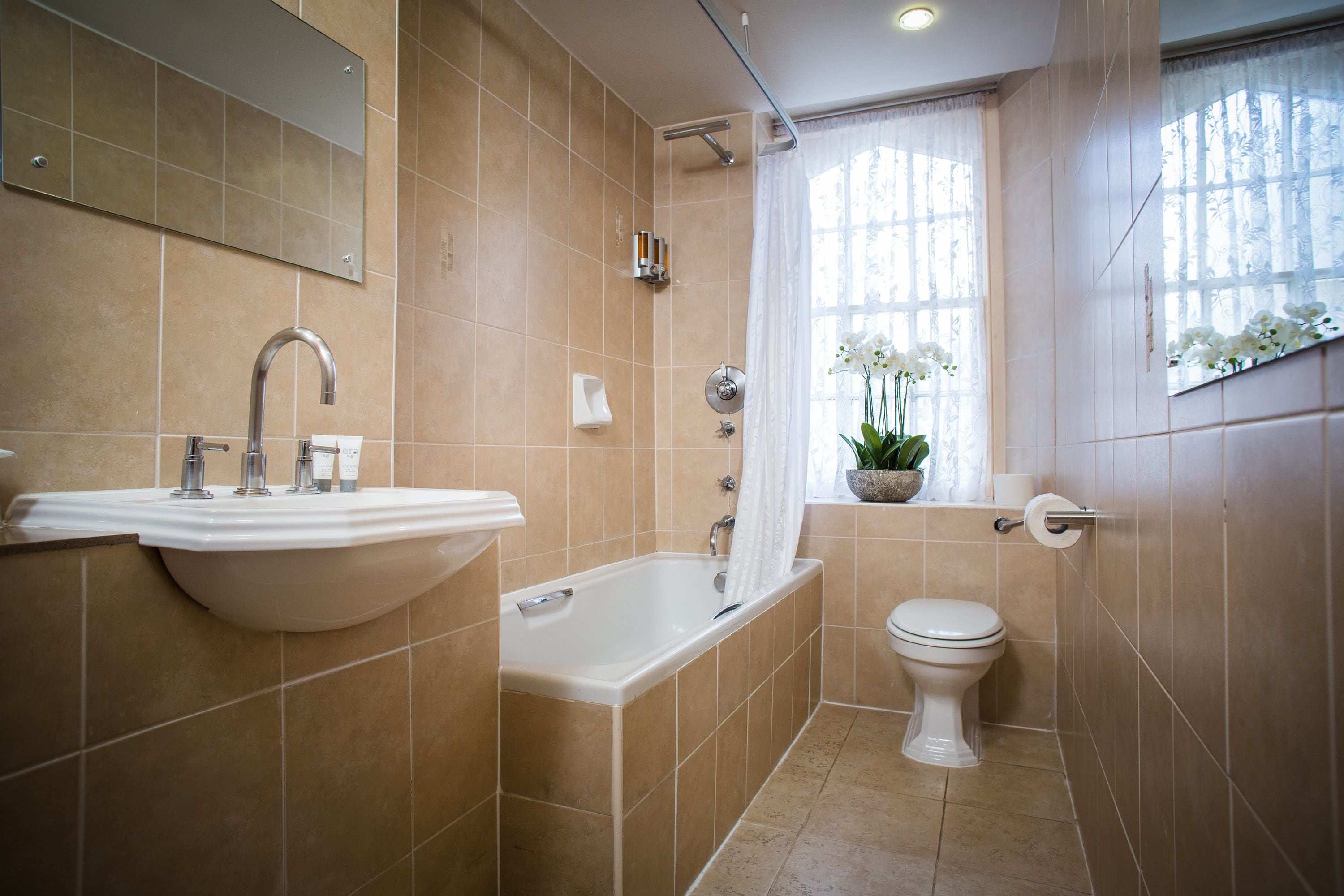superior double room | bathroom | combined shower/bathtub, free toiletries, hair dryer, towels