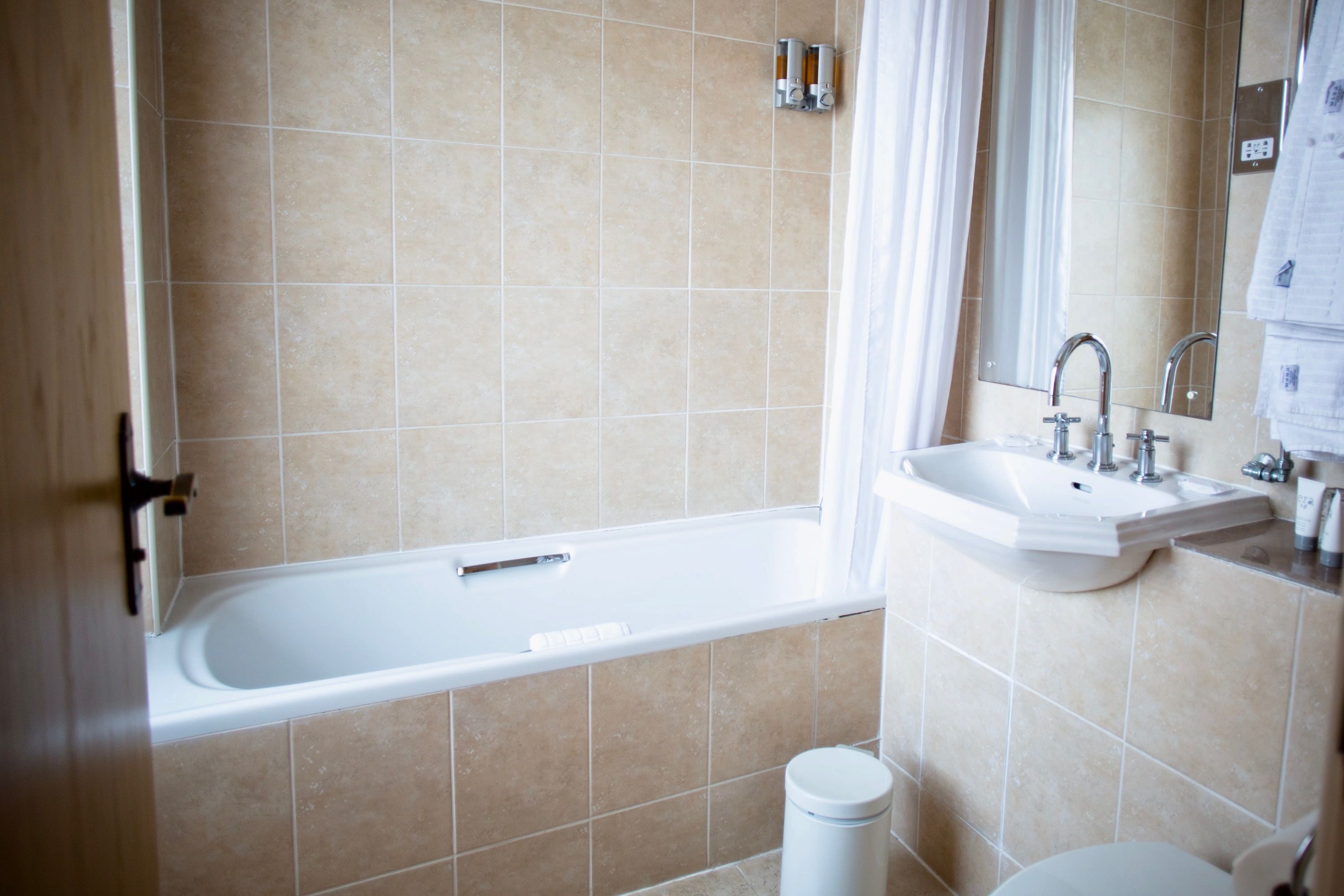 standard twin room | bathroom | combined shower/bathtub, free toiletries, hair dryer, towels