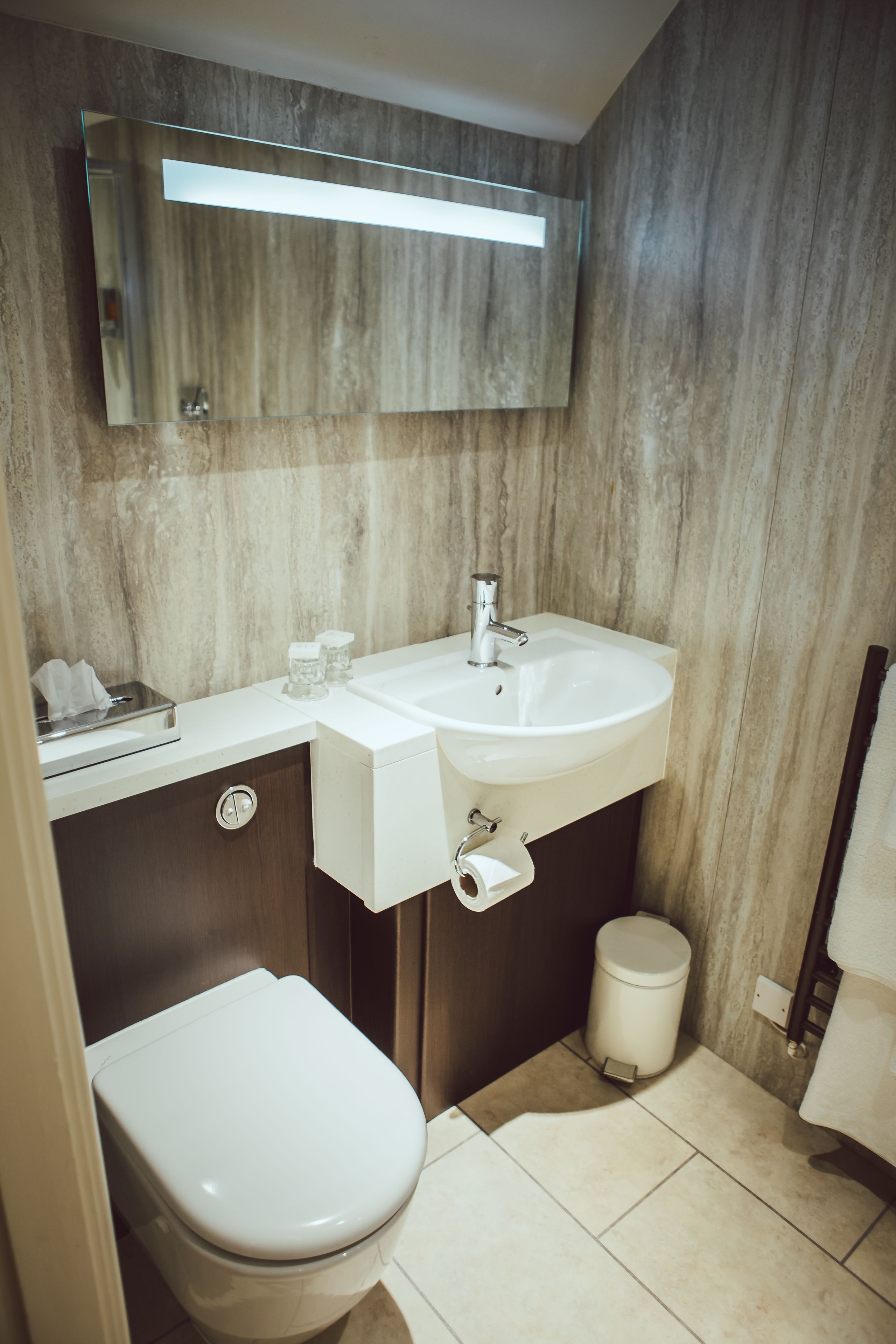 standard double room | bathroom | combined shower/bathtub, free toiletries, hair dryer, towels