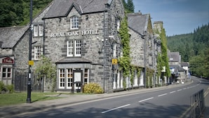 A stone building with a sign reading "ROYAL OAK HOTEL". - Royal Oak Hotel (Betws-Y-Coed)