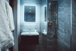 Executive Room | Bathroom | Combined shower/bathtub, free toiletries, hair dryer, towels - Royal Oak Hotel (Betws-Y-Coed)