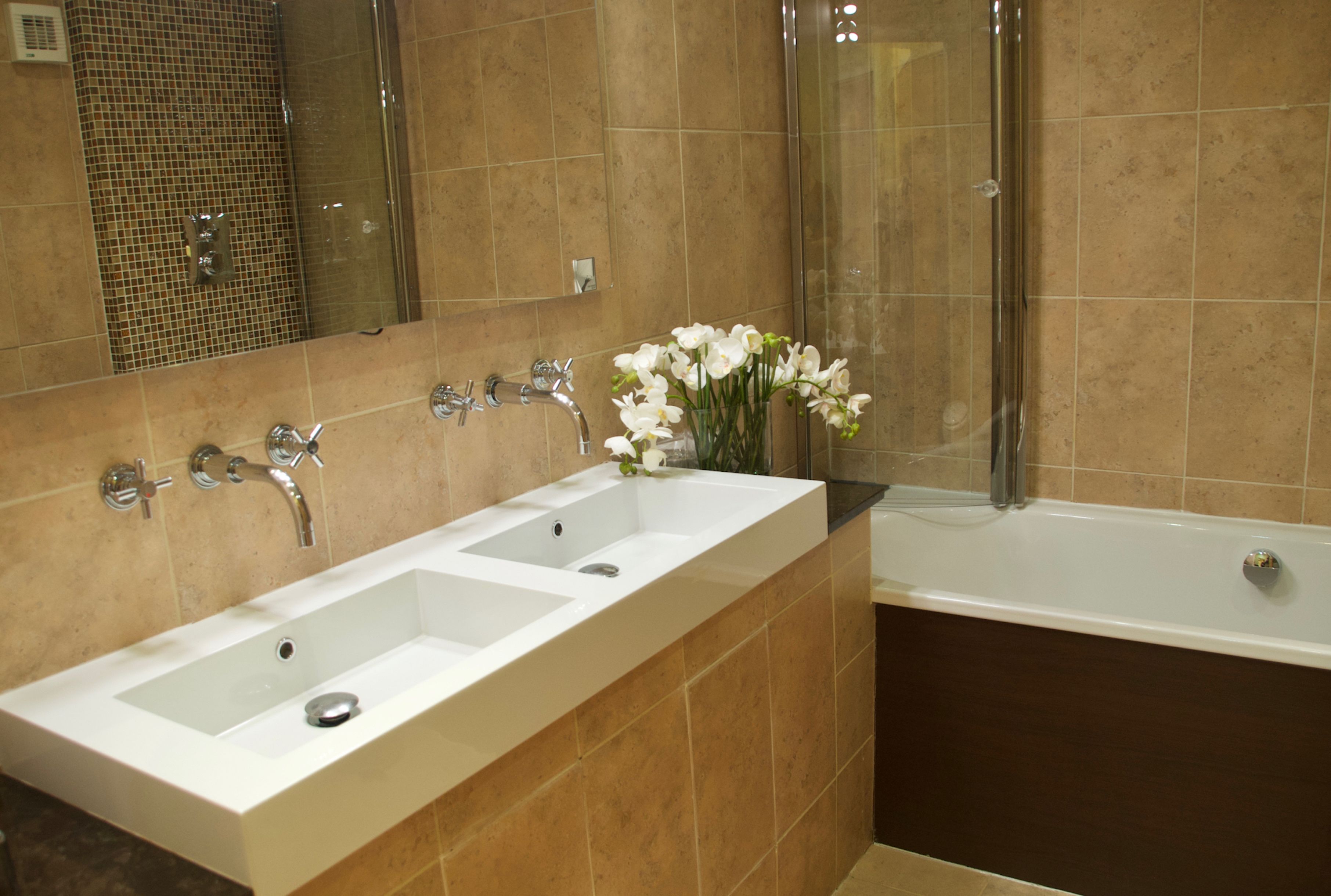 combined shower/bathtub, free toiletries, hair dryer, towels