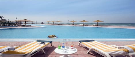 2 outdoor pools