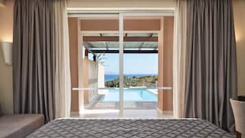 Suite with Private Pool Sea View | Ropa de cama de alta calidad y artículos del minibar gratis
