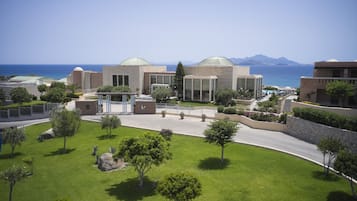 Ein Resort mit Pool, überdachtem Bereich und Meerblick.