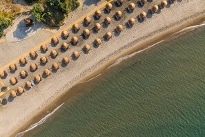 A la platja, tovalloles de platja, surf de vela i voleibol de platja 