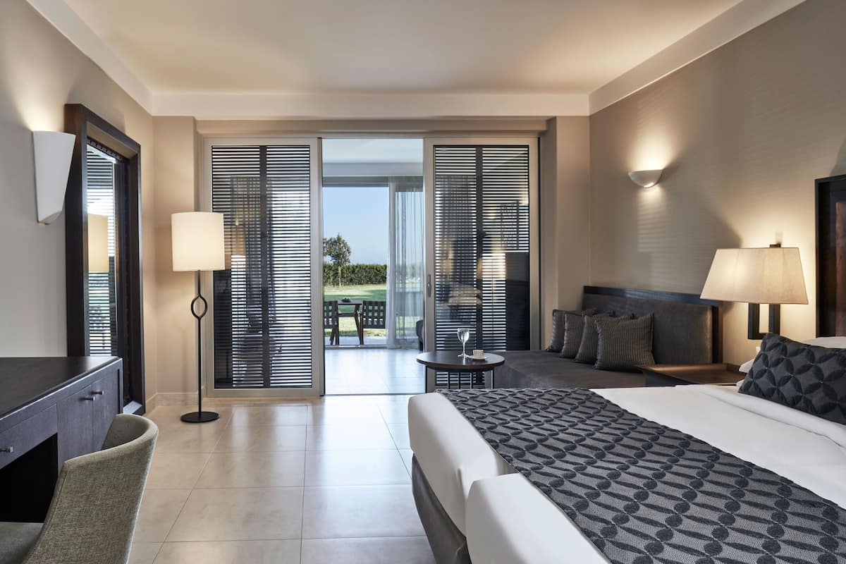 Junior suite, uitzicht op zee | 1 slaapkamer, luxe beddengoed, een minibar met enkele gratis items