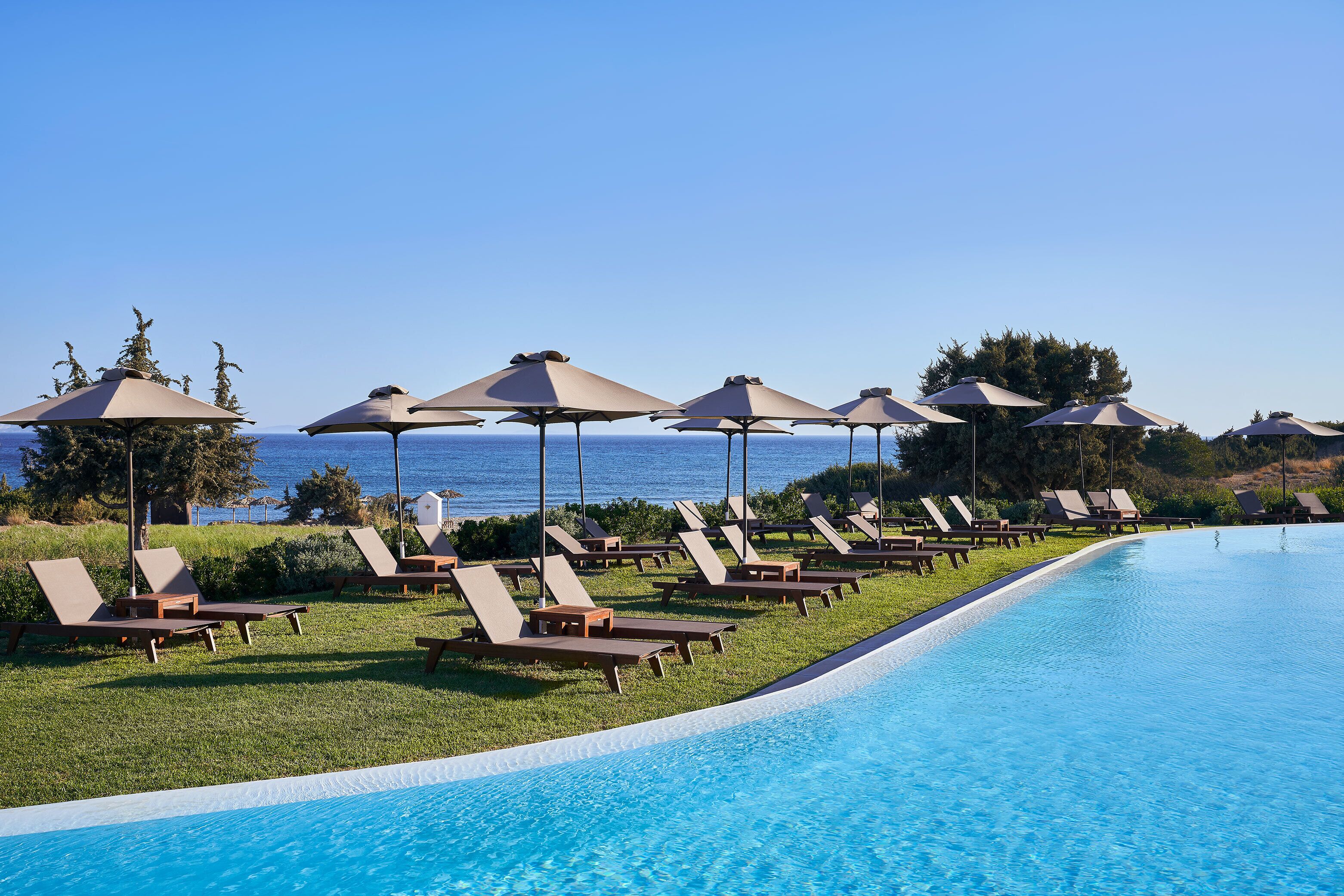 Piscine couverte, piscine extérieure, parasols de plage, chaises longues