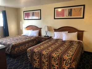 Desk, laptop workspace, blackout curtains, iron/ironing board - Holiday Motel Oakdale (Oakdale)