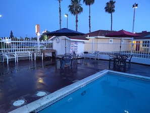 Seasonal outdoor pool, sun loungers - Holiday Motel Oakdale (Oakdale)