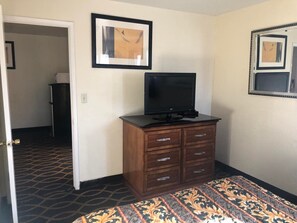 Desk, laptop workspace, blackout curtains, iron/ironing board - Holiday Motel Oakdale (Oakdale)