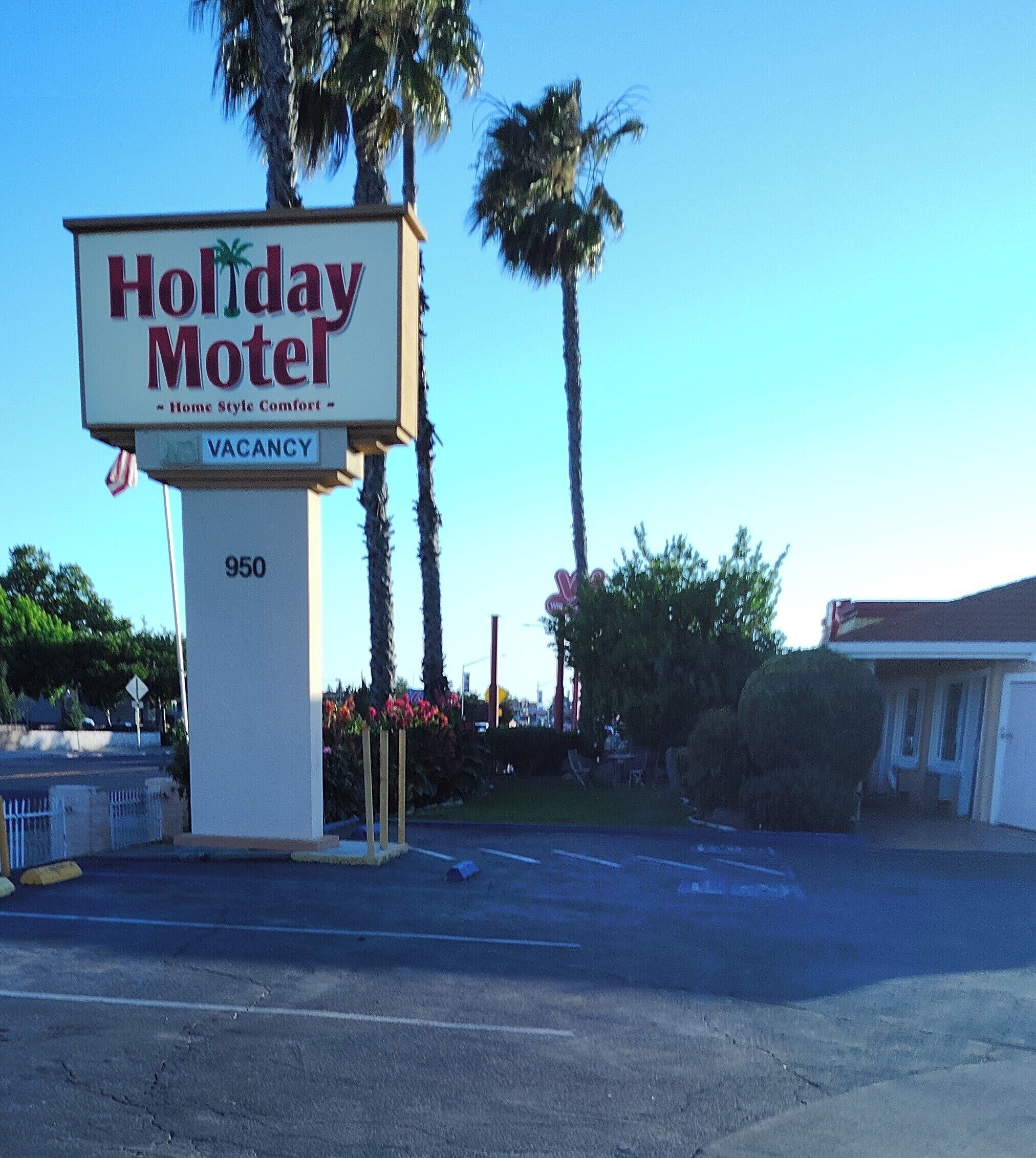 A Holiday Motel sign with a vacancy notice.