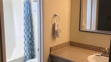 Articles de toilette (gratuits), séchoir à cheveux, serviettes fournies