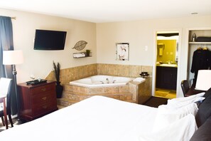 Suite, 1 letto king, non fumatori, idromassaggio | Una scrivania, insonorizzazione, ferro/asse da stiro