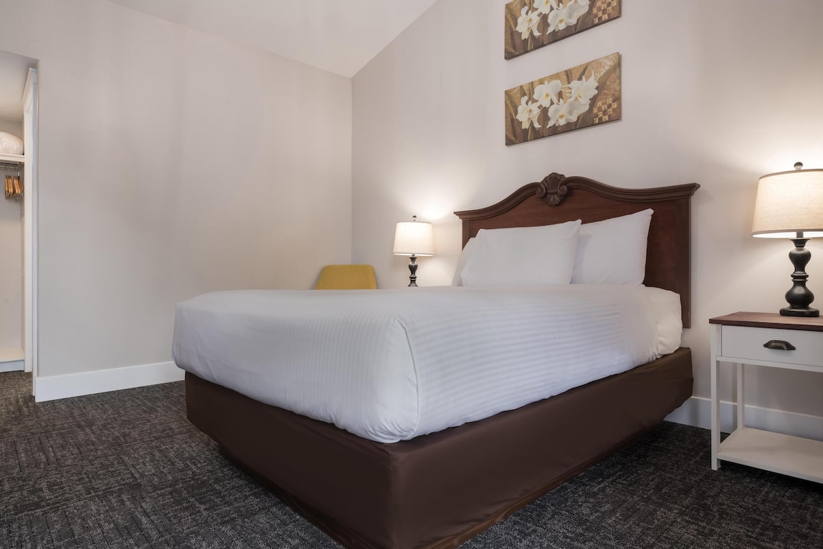 Deluxe Room, 1 Queen Bed, Non Smoking (Chandelier) | Desk, soundproofing, iron/ironing board, free cribs/infant beds