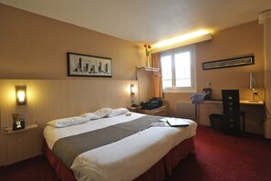 Double Room | Pillowtop beds, desk, soundproofing, iron/ironing board (on request) - Austria (Saint-Etienne)