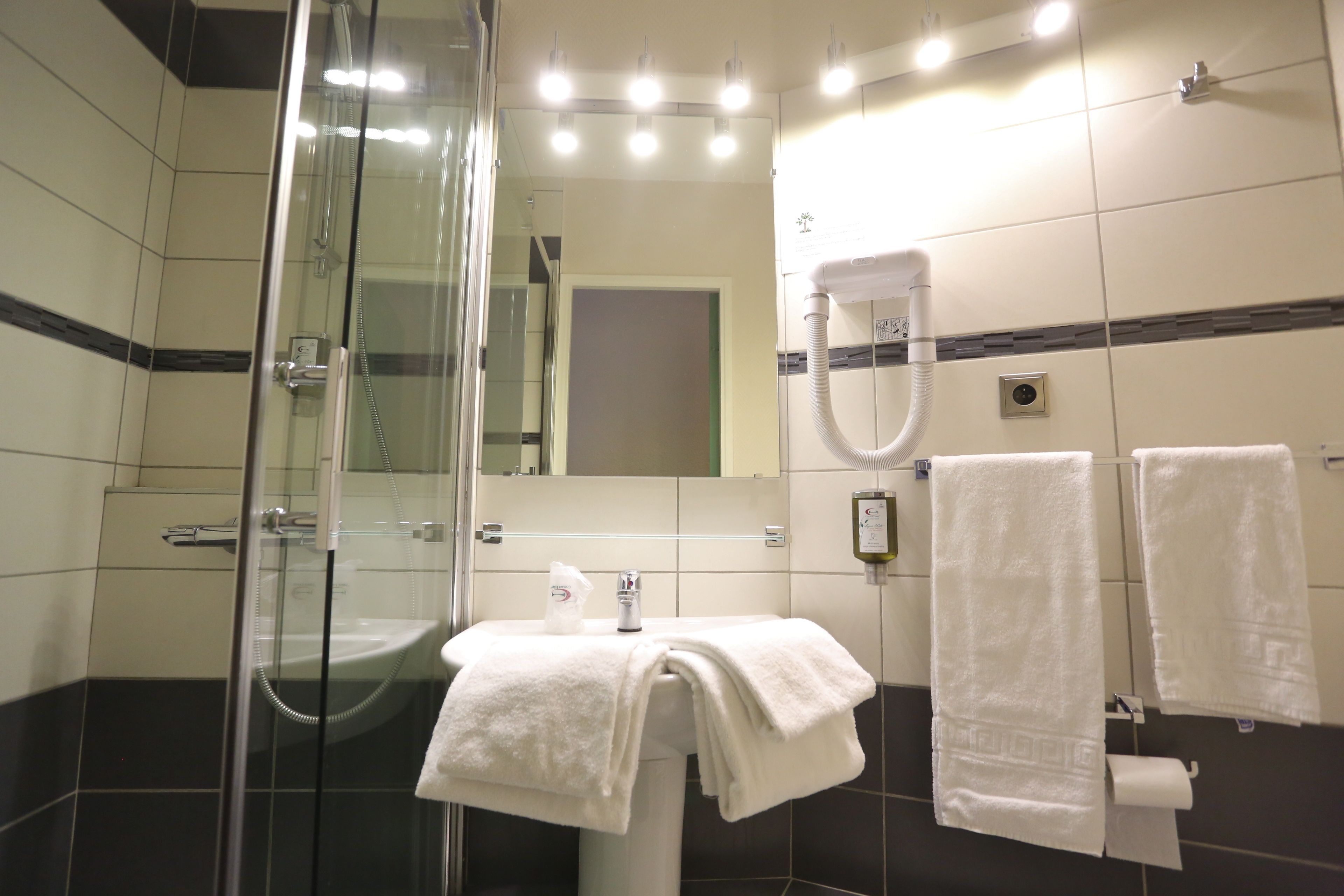 Chambre Double | Salle de bain | Sèche-cheveux, serviettes fournies