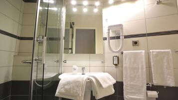 Chambre Double | Salle de bain | SĂšche-cheveux, serviettes fournies