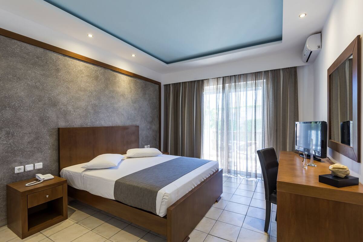 Premium bedding, in-room safe, desk, iron/ironing board (on request)